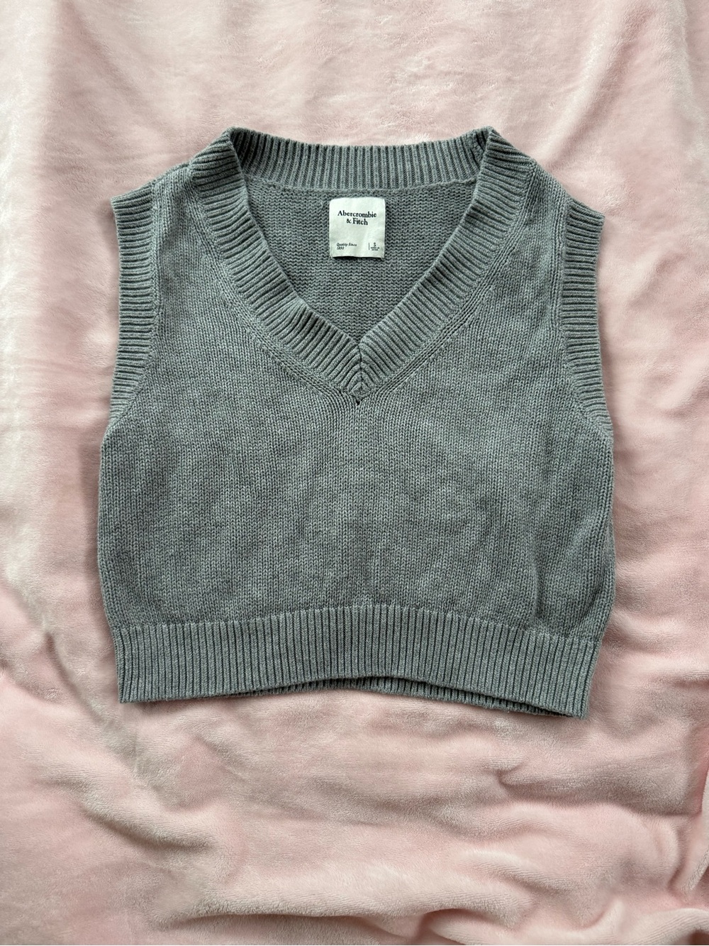 Abercrombie & Fitch Women's Gray V-Neck Knit Sweater Vest